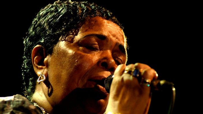 Cesaria Evora singt