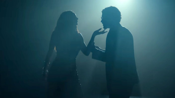 Bad Bunny bei einer Salsa-Stunde im Tanzstudio (Screenshot aus dem Video zu "BAILE INoLVIDABLE") 