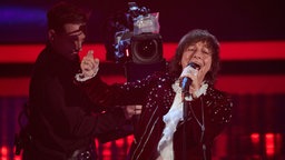 Gianna Nannini mit Mikrofon auf der Bühne
