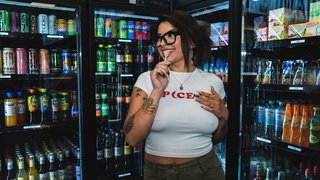 Hilana ist DJ und Veranstalterin aus Köln mit Roots in Paraguay. Ihre Sets eine Reise quer durch die Genres: Ob Latin, Afrobeats oder Hip Hop. Hauptsache der Vibe stimmt. 