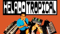 Cover "Helado Tropical" - Helado Negro und Fabi Reyna umgeben von Synthesizern schauen in die Kamera (Vogelperspektive) 