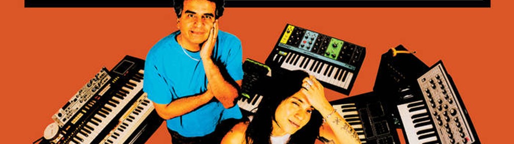 Cover "Helado Tropical" - Helado Negro und Fabi Reyna umgeben von Synthesizern schauen in die Kamera (Vogelperspektive) 