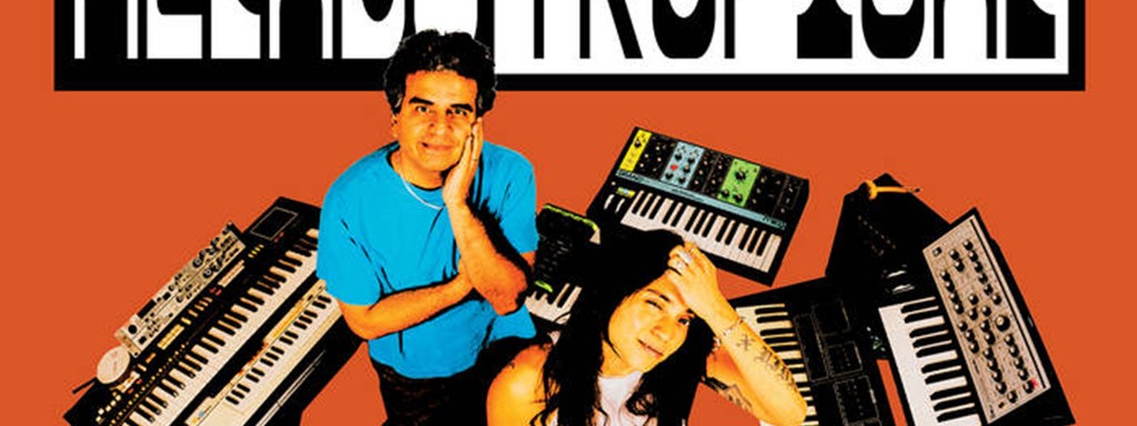 Cover "Helado Tropical" - Helado Negro und Fabi Reyna umgeben von Synthesizern schauen in die Kamera (Vogelperspektive) 