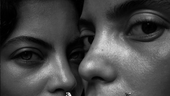 Albumcover  Ibeyi: "Offering"- die augen der beiden Schwestern in Nahaufnahme 