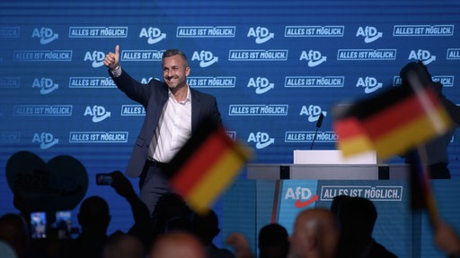 Ulrich Siegmund, Spitzenkandidat der AfD bei der Landtagswahl 2026 in Sachsen-Anhalt, steht beim Wahlkampfauftakt der AfD Sachsen-Anhalt
