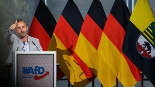 Ulrich Siegmund, Spitzenkandidat der AfD bei der Landtagswahl 2026 in Sachsen-Anhalt, steht beim Wahlkampfauftakt der AfD Sachsen-Anhalt