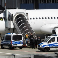 Bundespolizei sichert eine Maschine am Hamburger Flughafen: Abschiebung von Flüchtlingen mit einem Flieger