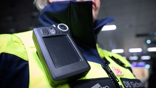 Eine Mitarbeiterin der DB Sicherheit trägt eine Body-Cam im Berliner Hauptbahnhof