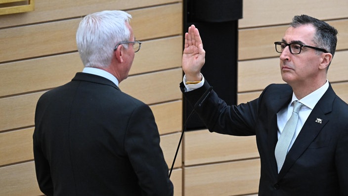 Cem Özdemir (Bündnis 90/Die Grünen,r), designierter Ministerpräsident von Baden-Württemberg, legt seinen Amtseid ab