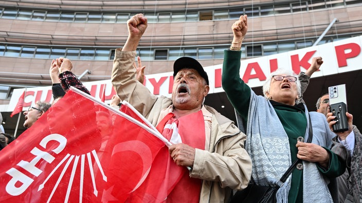 Als sie sich vor der Parteizentrale in Ankara versammeln, rufen Anhänger der größten türkischen Oppositionspartei, der Republikanischen Volkspartei (CHP), Parolen. 