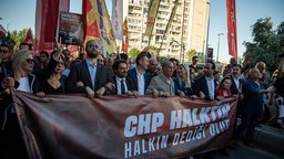 CHP-Anhänger veranstalten nach Gerichtsentscheidung und Polizeieinsatz eine Sitzblockade in Istanbul