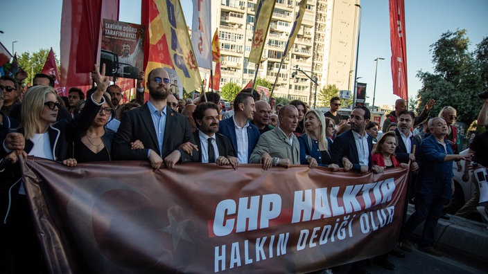 CHP-Anhänger veranstalten nach Gerichtsentscheidung und Polizeieinsatz eine Sitzblockade in Istanbul