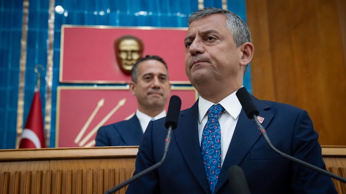 Der Vorsitzende der Republikanischen Volkspartei (CHP), Özgür Özel, spricht während der Fraktionssitzung der Partei im Türkischen Großen Nationalen Parlament in Ankara. 