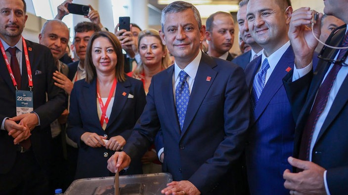 Erdogan-Gegner Özel als CHP-Chef wiedergewählt