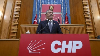 CHP-Vorsitzender Özgür Özel hält eine Rede