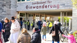 Menschen vor dem Landesamt für Einwanderung