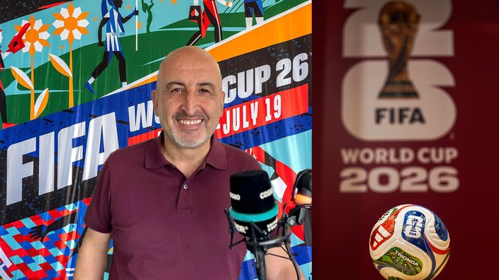 Tuncay Özdamar im WDR Cosmo Studio mit FIFA Worldcup 2026 Plakat im Hintergrund