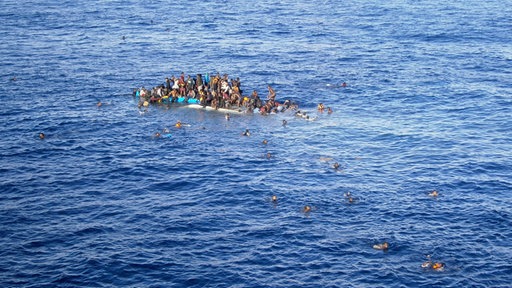 Flüchtlinge auf dem Mittelmeer: Flüchtlinge auf dem Wasser, die mit ihrem Boot gekentert sind