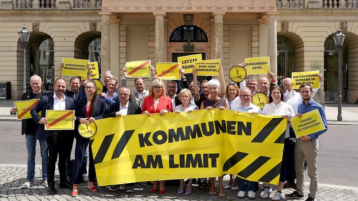 Magdeburg Oberbürgermeisterin Simone Borris, alle Beigeordneten und der Vorstand des Magdeburger Stadtrats werben für den Aktionstag: Kommunen am Limit