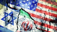 Fotocollage: Fahnen von Israel, dem Iran und der USA auf gebrochenem Grund, Israel-Iran-Konflikt