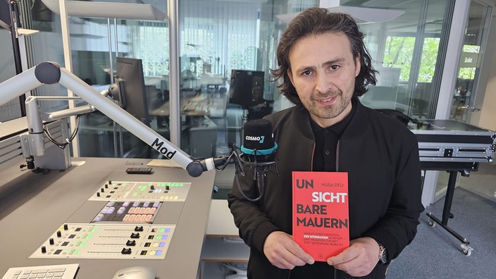 Göçmenler Sağlık Merkezi Yöneticisi ve Yazar Musa Deli
