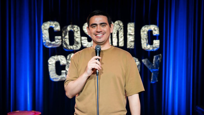 Bizden Biri, Berlinli Stand-up sanatçısı Mustafa Demirkol
