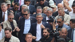 Özgür Özül, Vorsitzender der größten Oppositionspartei der Türkei, der Republikanischen Volkspartei (CHP), trat am Freitag zurück, um gemeinsam mit 90 Abgeordneten eine neue politische Partei zu gründen,