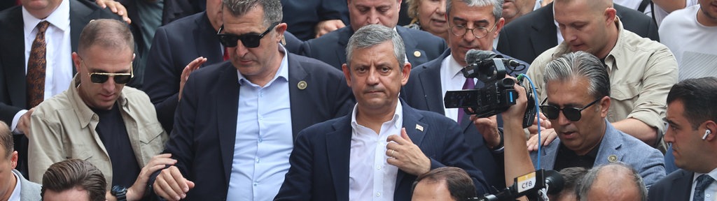 Özgür Özül, Vorsitzender der größten Oppositionspartei der Türkei, der Republikanischen Volkspartei (CHP), trat am Freitag zurück, um gemeinsam mit 90 Abgeordneten eine neue politische Partei zu gründen,