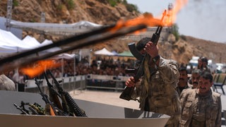 PKK vernichtet Waffen im Nordirak