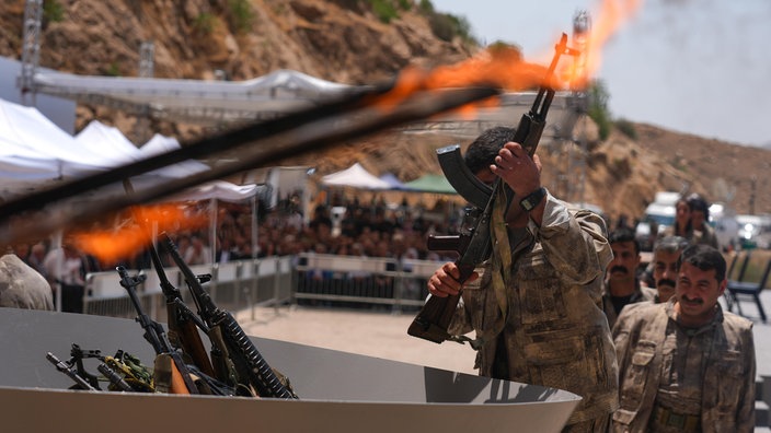 PKK vernichtet Waffen im Nordirak