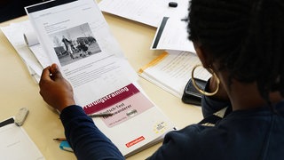 Prüfungstraining im Deutschkurs für Flüchtlinge des Vereins Hilfe von Mensch zu Mensch e.V. in München. 09.04.2018 