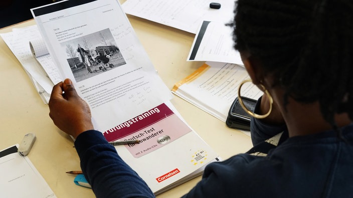 Prüfungstraining im Deutschkurs für Flüchtlinge des Vereins Hilfe von Mensch zu Mensch e.V. in München. 09.04.2018 