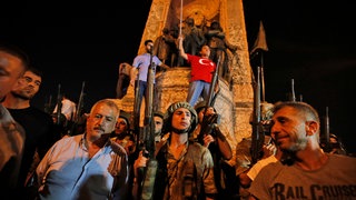 Türkische Soldaten sichern das Gebiet ab, während Anhänger des türkischen Präsidenten Recep Tayyip Erdogan am frühen Samstagmorgen, dem 16. Juli 2016, auf dem Taksim-Platz in Istanbul demonstrieren. 