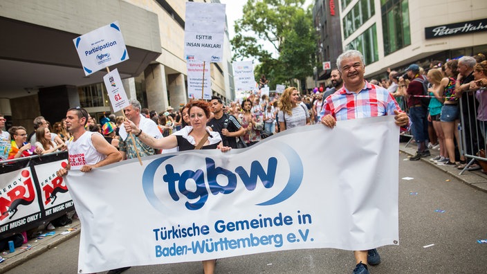 Die Türkische Gemeinde in Baden-Württemberg (tgbw) nimmt als Fußgruppe an einer Parade teil