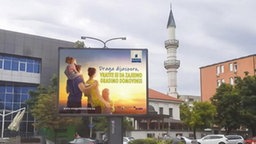 Plakat koji poziva na povratak u BiH