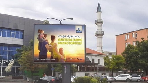 Plakat koji poziva na povratak u BiH