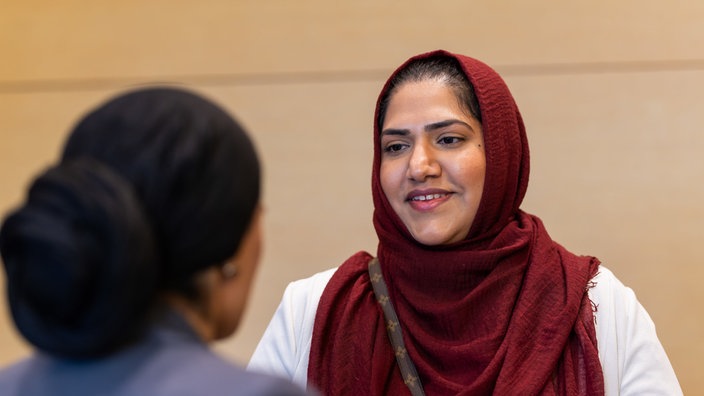 Humaira Waseem steht nach der Urteilsverkündung im Gebäude des Bundesgerichtshofs