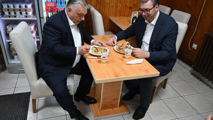 Viktor Orban i Aleksandar Vučić jedu burek u pekari u Subotici