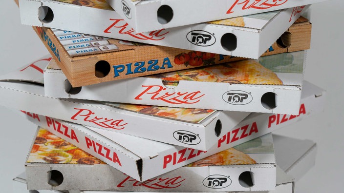 Ein Stapel Pizzakartons