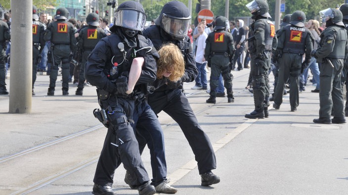 Policija odvodi jednog demonstranta