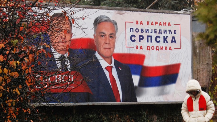 Na plakatima slika Milorada Dodika i Siniše Karana