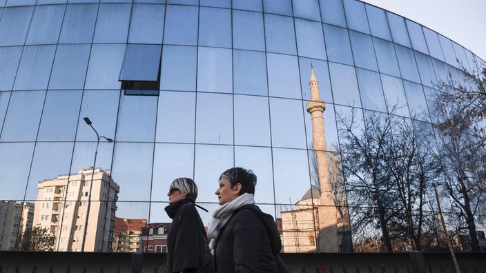 Prolaznici ispred zgrade parlamenta Kosova