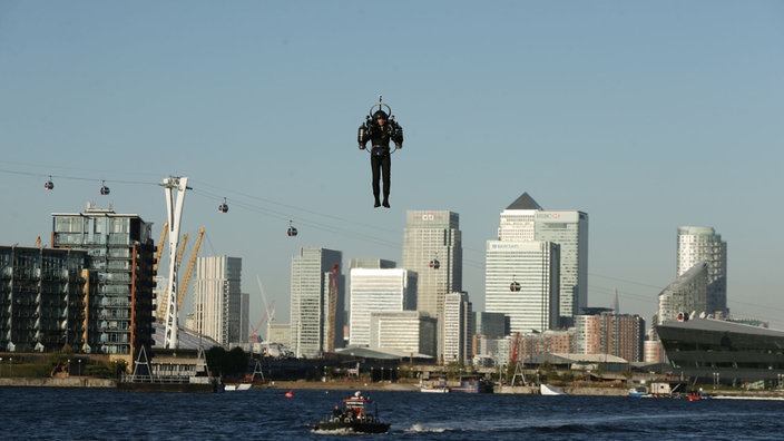 Čovek sa jetpackom leti iznad dokova u Londonu