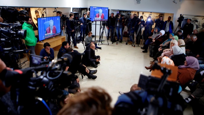 Rodbina srebreničkih žrtava gleda u Srebrenici prenos izricanja presude Mladiću