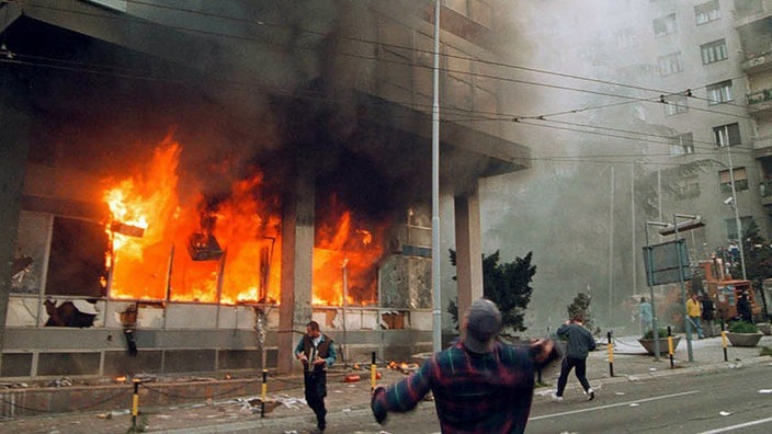 Zapaljena zgrada Radio-televizije Srbije, 5. oktobra 2000.