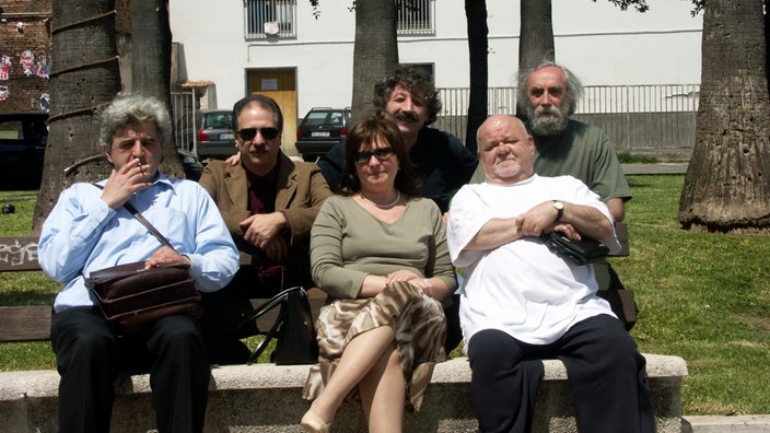 U Salernu, Marko Vešovic, Raffaella Marzano, Abdulah Sidran (prvi red) Sergio Iagulli, Sinan Gudževic i Josip Osti (drugi red)
