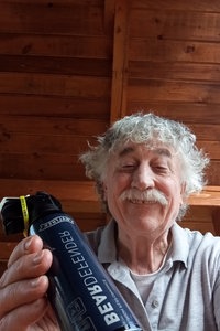 Sinan Gudžević u rodnom selu Grabu sa sprejom za zaštitu od napada medvjeda