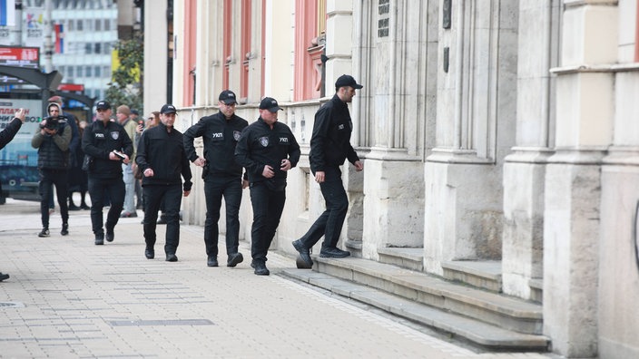 Policija ulazi u zgradu rektorata praćena TV kamerama