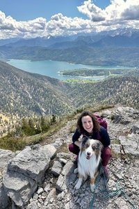 Sara mit ihrem Hund Byron in Heimgarten