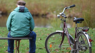 Un anziano pensionato su una panchina